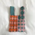 Detailansicht der farbigen Strick-Tragetasche mit einzigartigem geometrischem Punktmuster. - Sternenrosa