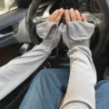 Sommer Sonnenschutz Ärmel mit Fingerschutz für Autofahren UV Schutz Eisseide grau. - Grau