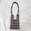 Gestrickte Umhängetasche mit rosa und grünem Blumenmuster, lässige Vintage Tragetasche. - Rucksack-Stil / Rosa Blumen