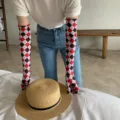 Detailansicht von roten Rauten Sonnenschutzärmeln, stylische lange Ärmel für den Sommer. - Schwarz Rotes Rautenmuster Stil