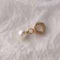 Nahaufnahme des Produktdetails mit einem goldenen Sechseckring und weißer Perle. - Perlenanhänger für kleine Twilly-Tücher