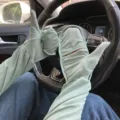 Detailaufnahme von hellgrünen UV-Schutz-Ärmeln im Auto, Sonnenschutz fürs Fahren. - Grün
