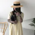 Detailaufnahme von schicken Leo-Mesh-Sonnenschutzärmeln, atmungsaktives Fünffinger-Design, top. - Leopardenmuster Kaffee Stil