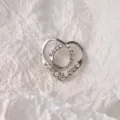 Silbernes herz strass seidentuch schnalle ring brosche pin damenmode zubehoer detailansicht - Herz-Schnalle Silber für 70 cm Tücher