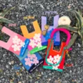 Bunte blumenstrick tragetasche fuer damen, stilvolle strickhandtasche mit trendigem design. - Original Schultergurt-Set / Lila