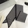 Nahaufnahme eines schwarz-weißen gestreiften Twilly-Schals mit glatter Textur und Stil. - Schlanke geometrische Textur / 135x9.5cm / Gestreift Schwarz
