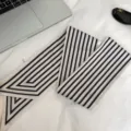 Nahaufnahme des schwarz-weißen Streifen-Schals, schickes geometrisches Design vielseitig. - Schwarz-Weiß Geometrisch / 135x9.5cm / Gestreift Weiß