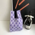 Detailansicht lila-weiße Karo Strick Shopper Tasche, gemütliche Freizeithandtasche. - 21x20x12cm / Violett