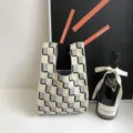 Detailansicht einer schicken karierten Strick-Tasche im stilvollen Grau-Schwarz-Design. - 21x20x12cm / Milchweiß