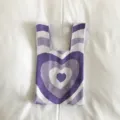Gestrickte Tasche mit schickem lila-weißen Herzmuster für den lässigen Alltagslook. - Herz Lila