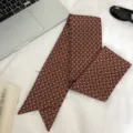 Brauner Twilly-Schal mit geometrischem Muster für Damen, schickes Haarband und eleganter Halstuch. - Brauner geometrischer Rauten-Druck / 135x9.5cm / Kleine Punkte in Kaffeebraun