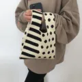 Modische Strickhandtasche mit schwarz-weißem Streifen und Pünktchenmuster für den Alltag. - Halb gepunktet & halb gestreift