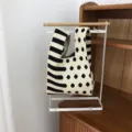Schwarze und weiße Strickhandtasche mit einzigartigem Pünktchen- und Streifenmuster. - Gestreift