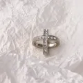 Nahaufnahme einer funkelnden Strass-Kreuz-Schalschnalle, elegantes Metallring für Tücher. - X-Strassschnalle Silber für unter 60 cm