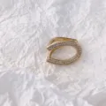 Nahaufnahme einer goldfarbenen Hufeisen-Schalschnalle mit funkelnden klaren Strasssteinen. - U-förmige Schalschnalle Gold für ab 70 cm