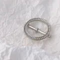 Detailaufnahme einer funkelnden Strass-Seidenschalschnalle, elegantes Metallaccessoire. - Großer Ring Silber für große Tücher