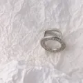 Detailansicht des metallischen Strass-Schalrings, elegantes Accessoire für Seidenschals. - Kreis-V Silber für mittlere Tücher