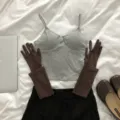 Ensemble de tenue d'été pour femmes avec caraco gris, manches marron et pantalon noir élégant. - Marron