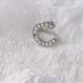 Nahaufnahme des eleganten C-formigen Perlen-Schalringes mit feiner Verarbeitung und Perlen. - Halbkreis-V Silber für mittlere Tücher