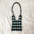 Gestrickte Umhängetasche mit grün-weißem Blumenmuster, stilvolle lässige Handtasche. - Rucksack-Stil / Grünes Blumenmuster