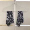 Graue Leo-Print Netz Fünffinger Sonnenschutz Ärmel und Handschuhe für den Sommer. - Leopardenmuster Grau Stil