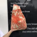 Detailansicht der stilvollen orange-beigen Strick-Tasche mit einzigartigem gewebtem Muster. - Orange und Beige Gewebt / 21x20x12cm / Koralle