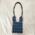 Gestrickte Umhängetasche mit blauem grünem Blumenmuster und schwarzem Lederriemen Tasche - Rucksack-Stil / Blau Floral