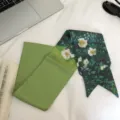 Gruener Blumen Twilly Schal fuer Damen Haarband schicker Halstuch vielseitiges Accessoire. - Weißes Blumendruck Patchwork / 135x9.5cm / Grasgrün