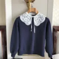 Dunkelblauer Pullover mit elegantem weissen Spitzen Grossekragen Detailansicht Produkt - Stil A (Mittlere Größe) / Weiß