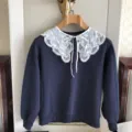 Dunkelblaues langarm Sweatshirt mit elegantem weissen Spitzenblumen bestickten grossen Kragen - V-Form Blumenmuster (Kleine Größe) / Weiß