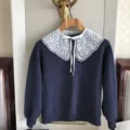 Dunkelblauer Langarm-Sweatshirt mit einem weißem, besticktem Spitzen-Kragen Detail - Hohles 6-Blatt-Blumenmuster / Weiß