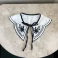 Eleganter weißer abnehmbarer Kragen mit schwarzer Blumenstickerei und Schleifenband für Damenhemden. - Schwarz-Weiß Bestickt (Kleine Größe)