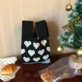 Schwarze Strick Damentasche mit blauem Herzmuster lässige Mini Handtasche für Alltag - Schwarzes Herz