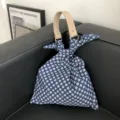 Sommerliche Stoff Handtasche mit Gänseblümchen Muster, Ledergriffen und modischem Knoten Design. - Marineblau