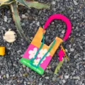 Bunte Damen Stricktasche mit Blumenmuster, dickem Griff und klobigem Kettenriemen. - Original Schultergurt-Set / Gelb
