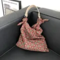 Detailansicht der modischen Damen Sommer Stoff Umhängetasche mit geometrischem Muster. - Kaffeebraun