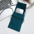 Grüne Strick-Handytasche Umhängetasche Mini Stricktasche Detailansicht mit Riemen. - Malachitgrün