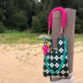 Detailansicht der Strick-Tasche im Außenbereich mit Blumenmuster und grober Kette. - Original Schulter-Stil / Original Grün Floral