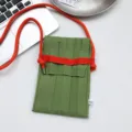 Mini Strick-Handytasche mit leuchtend orangenem Umhängegurt, schickes Accessoire. - Matcha-Grün