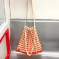 Gebreide gestreepte schoudertas, casual shopper emmertas met contrastkleur en koord. - Oranjerood