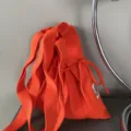 Oranger plissierter Strick-Umhängetasche, modische Handtasche mit langen Riemen. - Orangerot