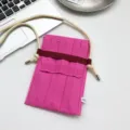 Rosa Strick Mini Handytasche Detail, lässige Umhängetasche mit Streifenmuster und Riemen. - Fuchsia