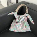Blumenmuster Stoff Umhängetasche mit Top-Griff und dekorativen Knoten für Sommer Damen. - Regenbogen
