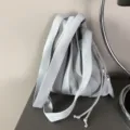 Modische graue plissierte Strick-Umhängetasche für Damen, lässige Nischen-Design Handtasche. - Grau