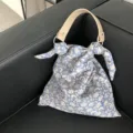 Sommerlicher Stoff-Handbeutel mit Blumenmuster und Ledergriff, schicke Freizeittasche für Damen. - Saphirblau