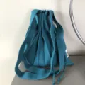 Modische Damen Umhängetasche aus Strick mit Plissee, trendiges Akkordeon-Design mit Kordelzug. - Kieferngrün