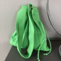 Grüne gestrickte Plissee-Umhängetasche, lässige Akkordeon-Handtasche mit Kordelzug und Griffen. - Fluoreszierendes Grün