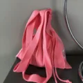 Rosa geflochtene Plissee Schultertasche für Damen, lässige Sommertasche mit breiten Trägern. - Sashimi-Rot