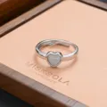 Dettaglio squisito dell'anello aperto in pietra a forma di cuore con texture argentata. - Stile Occhio di Gatto a Cuore (JZ0041)