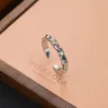 Primo piano dettagliato di un anello aperto metallico vintage con gemme colorate. - Stile Strass Texture Lava (JZ0072)